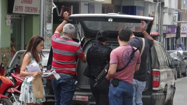 Momento da pris&atilde;o da cataguasense por policiais de Muria&eacute;, suspeita de estelionato