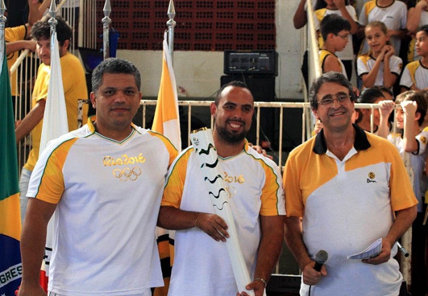 O diretor do Colégio Equipe Cataguases com os atletas de Leopoldina que conduziram a Tocha Olímpica naquela cidade