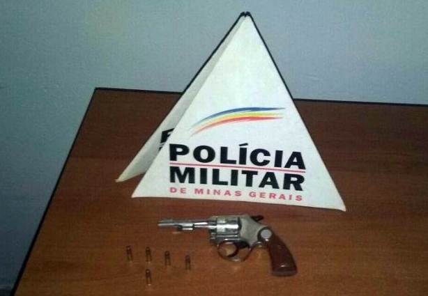 Arma e munições apreendidas pela Polícia Militar em Recreio após denúncia de populares