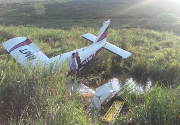 O avião fez um pouso forçado em uma área de brejo após apresentar uma pane no motor 