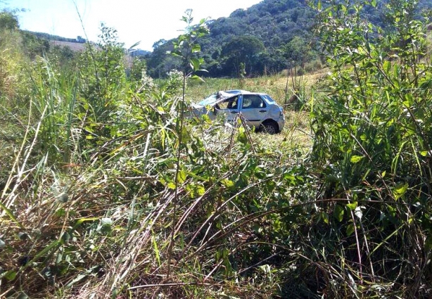 O Palio capotou e caiu numa ribanceira após rodar na pista em uma tentativa frustrada de ultrapassagem