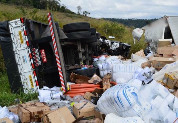 O motorista do caminhão teve morte instantânea ao colidir com outra carreta