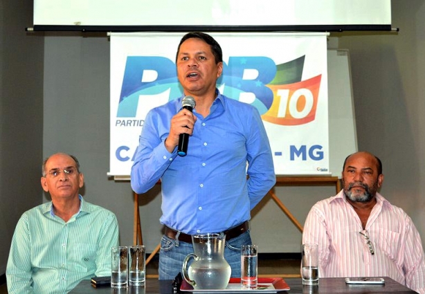 O Secretário de Esportes de Minas Gerais, Carlos Henrique, discursa durante encontro do PRB em Cataguases, ladeado por Antônio Lage (esq.) e Naldo Souza (dir.)