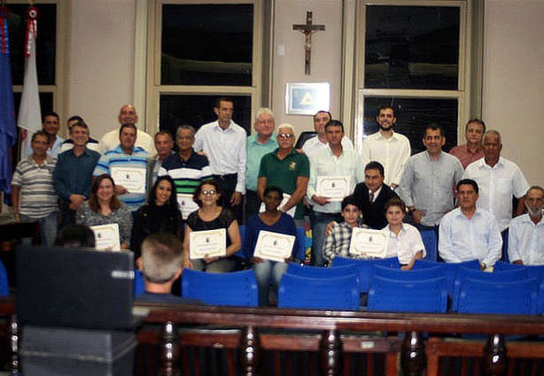 Os homenageados de maio receberam as Moções de Congratulações na sessão desta terça-feira