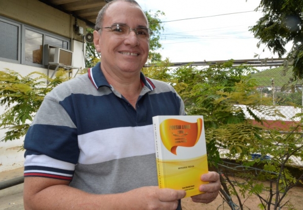 Manoel Vieira mostra o livro no qual está publicada sua poesia "Vento"