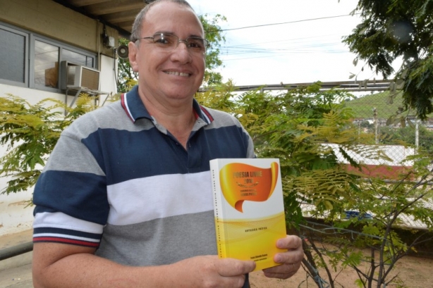 Manoel Vieira mostra o livro no qual est&aacute; publicada sua poesia &quot;Vento&quot;