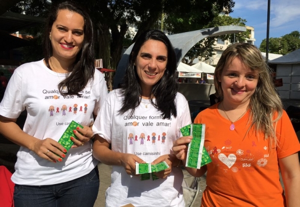 A equipe de DST-Aids e Hepatites Virais fez campanha na Praça Rui Barbosa, neste sábado, véspera do Dia dos Namorados