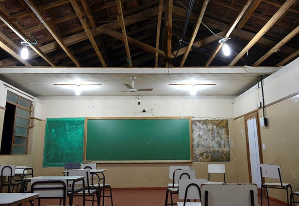 Sem forro em quase toda sua extensão, a escola de Sereno vai entrar em reforma nos próximos dias