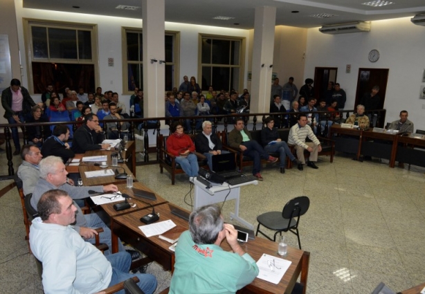 A sessão começou com casa cheia, mas terminou muito tarde e praticamente sem plateia