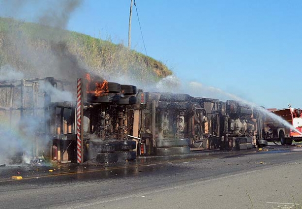 A carreta tombou e um princípio de incêndio aconteceu na carroceria que foi controlado posteriormente pelos Bombeiros