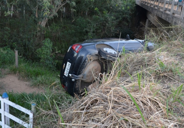 O veículo tombou de lado após chocar-se contra a cabeceira da ponte