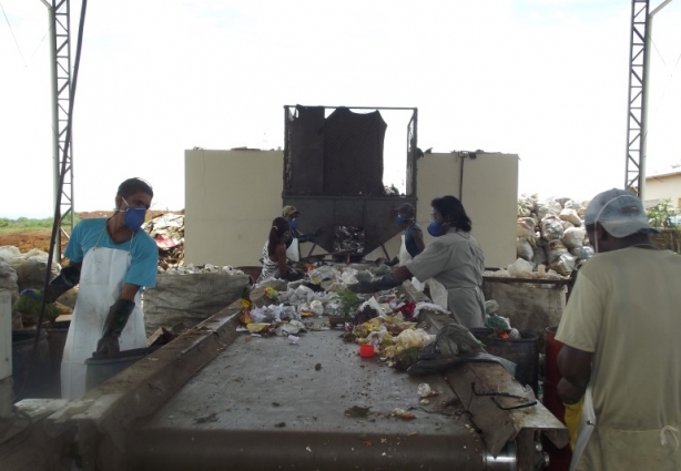 A Usina de Reciclagem de Recreio funcionou até 2015 e tem capacidade para reciclar resíduos para população de até 20 mil habitantes