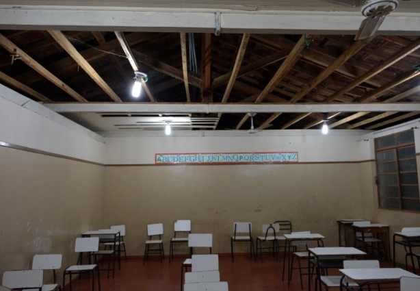 Algumas telhas serão trocadas antes da instalação do novo forro no teto da escola