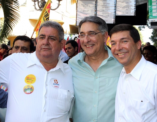 O ent&atilde;o candidato a governador, Fernando Pimentel, durante sua visita a Cataguases
