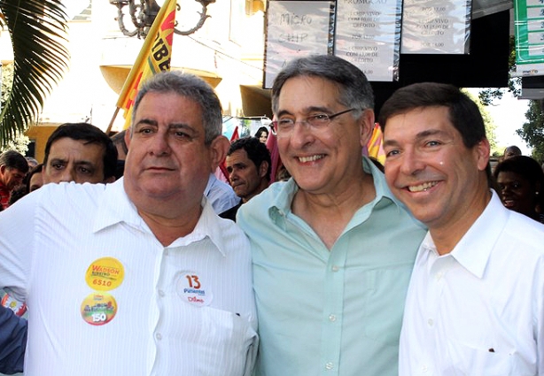 O então candidato a governador, Fernando Pimentel, durante sua visita a Cataguases