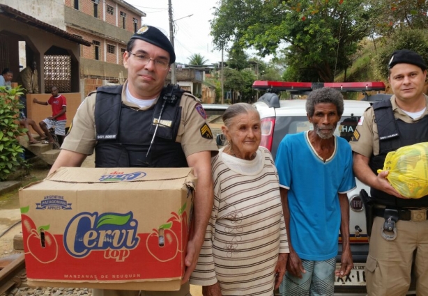 O casal ganhou duas cestas básicas após ter a que havia adquirido furtada esta noite