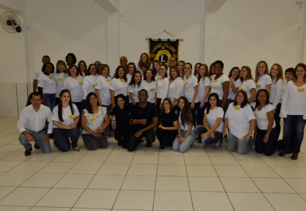 Os formandos da primeira turma do curso de Libras do Lions Clube de Cataguases