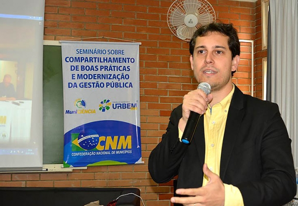 Gustavo Cezário, da CNM, durante a abertura do Seminário que mostrou experiências de sucesso dos municípios brasileiros