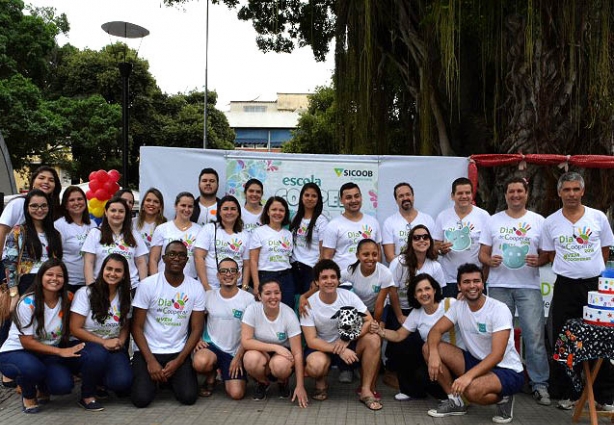 A equipe de funcionários do Sicoob Coopemata que dedicou a manhã de sábado a divulgar o gesto de cooperar