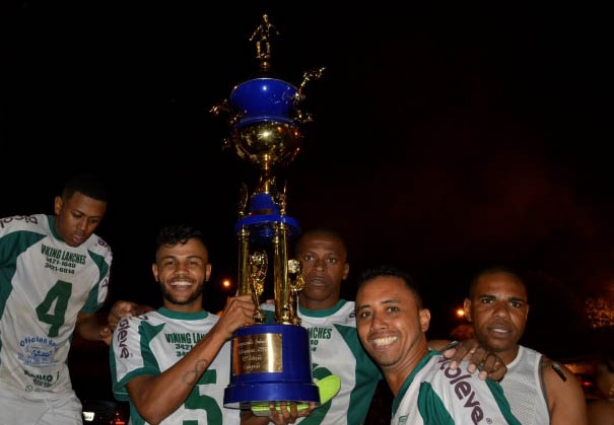 Atletas do Vila Reis erguem o troféu de campeão logo após a partida em que venceram o Manga Rosa