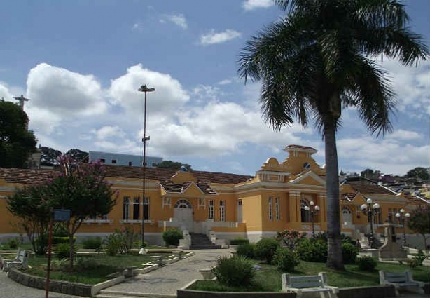 Praça Coronel José Braz e escola de mesmo nome, no centro de São João Nepomuceno, que vai discutir a segurança pública esta semana