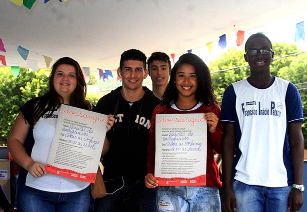 Alunos das escolas estaduais Marieta Soares Teixeira e Francisco Inácio Peixoto realizaram uma mobilização para colaborar com a campanha