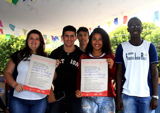 Alunos das escolas estaduais Marieta Soares Teixeira e Francisco In&aacute;cio Peixoto realizaram uma mobiliza&ccedil;&atilde;o para colaborar com a campanha