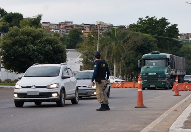 Motoristas devem ficar atentos a partir de agora quando forem viajar e acionar o farol baixo