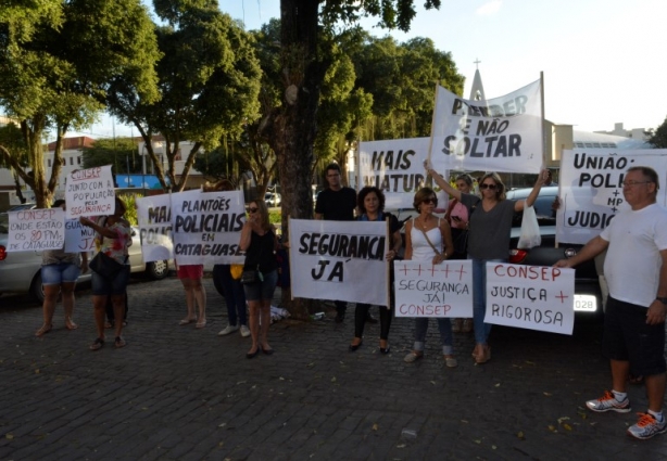 Com faixas e cartazes pedindo mais união dos poderes constituídos e segurança, a passeata transcorreu em clima de tranquilidade