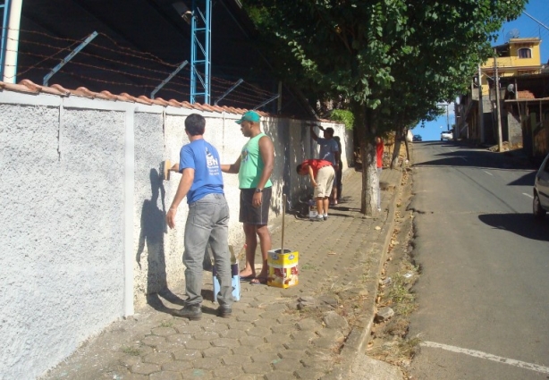 Os detentos pintaram as paredes, colocaram pisos e trocaram os forros de teto das salas de aula e das oficinas de trabalho