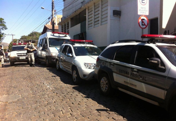 Os presos de Pirapetinga chegaram a Leopoldina em comboio por volta da onze horas da manhã desta terça-feira