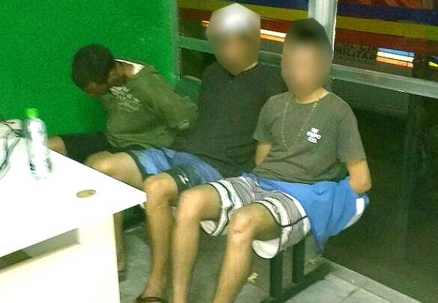 Os três rapazes foram presos enquanto praticavam o furto no restaurante japonês que fica no centro da cidade