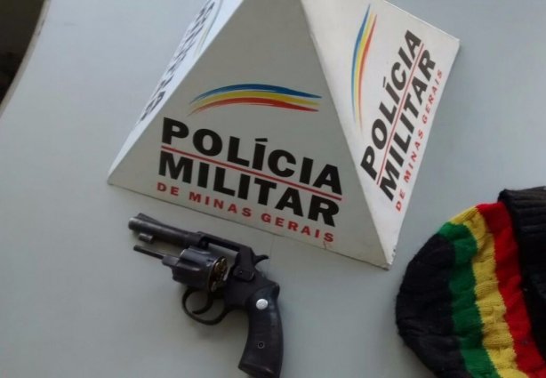 O revólver e a touca usados pelo menor durante a tentativa de assalto em bar de Piraúba