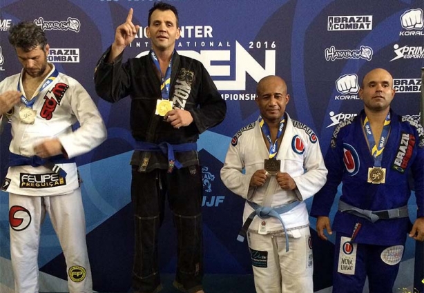 Marquinho Primo no lugar mais alto do pódium exibe sua medalha de ouro