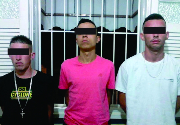 Os três suspeitos foram presos em flagrante pela Polícia Militar e levados para a Delegacia em Leopoldina