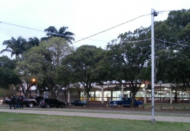 Equipes de policiais federais em frente ao Restaurante da Universidade Federal de Viçosa