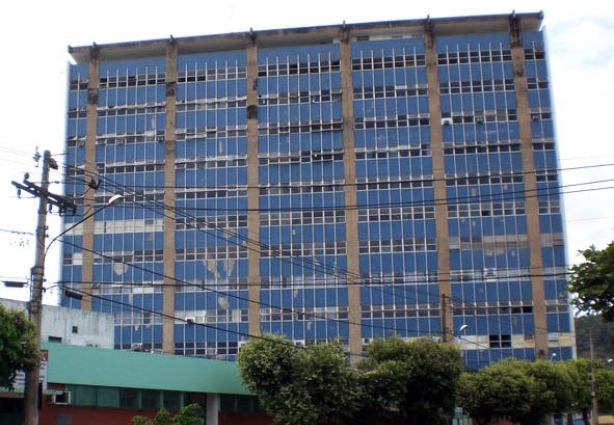 Elevador do Hospital sofreu pane e assustou os seus dez ocupantes nesta manhã