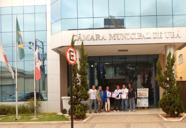 Representantes do Movimento Ubaense Presente na porta da Câmara Municipal de Ubá