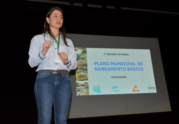 A engenheira ambiental Letícia Leal faz a apresentação do Plano de Saneamento Básico