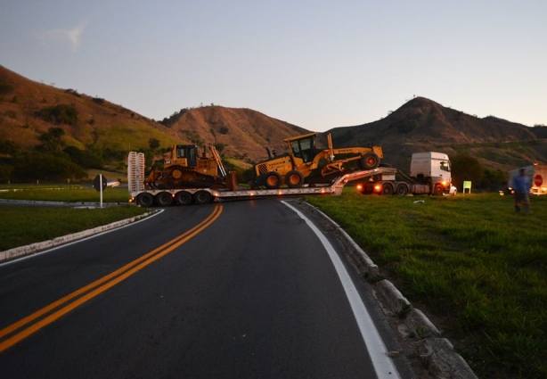 A carreta ficou agarrada em uma saliência da pista e com isso interditou a passagem de veículos no local