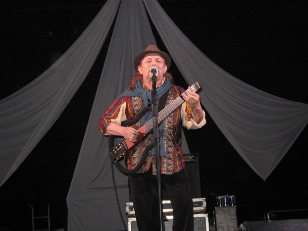 Geraldo Azevedo durante seu show em Piacatuba no Festival de Viola e Gastronomia em 2011