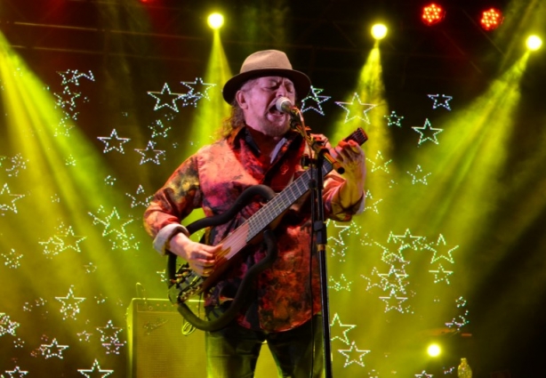 Geraldo Azevedo durante seu show na noite de abertura do Festival de Piacatuba