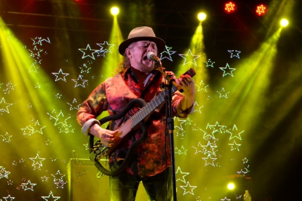Geraldo Azevedo durante seu show na noite de abertura do Festival de Piacatuba