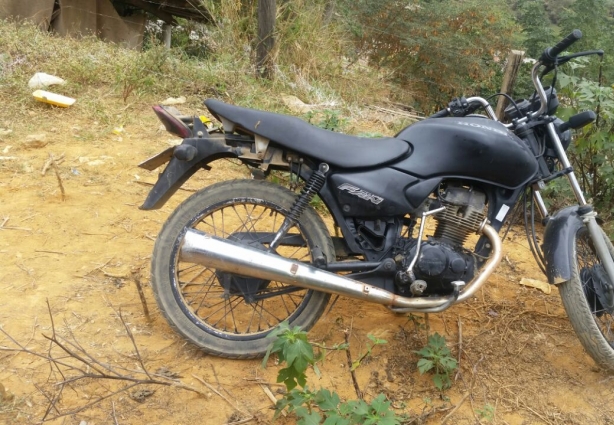 A motocicleta estava estacionada em uma rua no Bairro São Vicente e foi encontrada por policiais