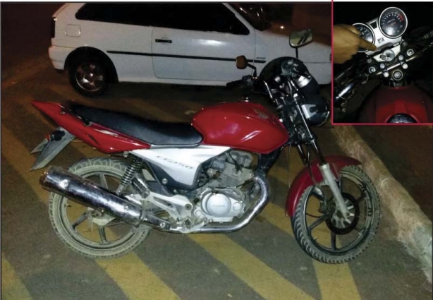 A Polícia Militar chegou a tempo de impedir que esta motocicleta fosse furtada. Os ladrões foram flagrados empurrando o veículo pela rua
