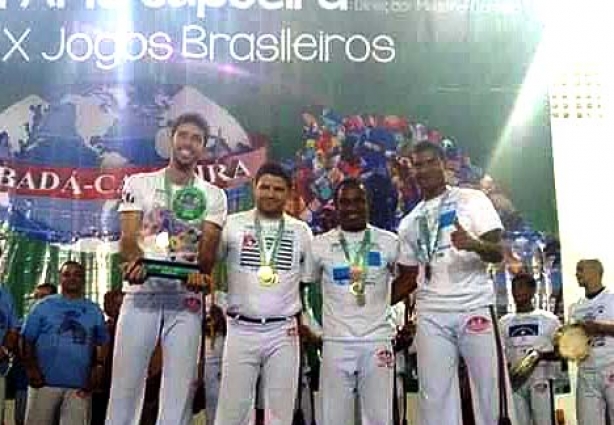Maycon Chinês, com o troféu de campeão brasileiro em sua categoria