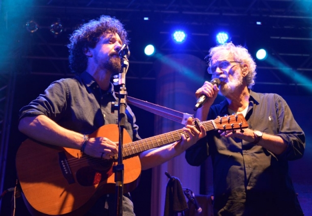 Pai e filho: Chico e Renato Teixeira cantam uma versão de uma música de Cat Stevens