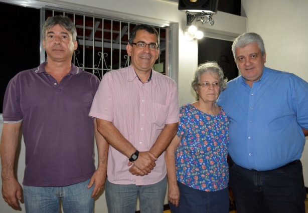 Ao centro os candidatos Fernando Pacheco com Maria Cristina ladeado pelas lideranças do PP, Marco Aurélio (esquerda) e Marco Antônio de Souza (direita)