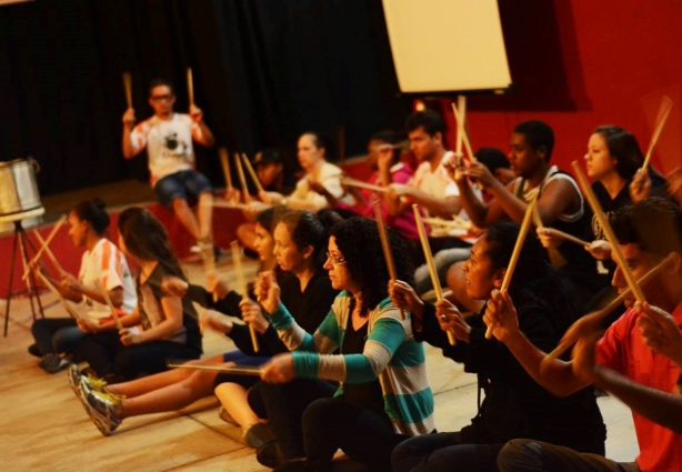 O Projeto Girarte realiza desde maio oficinas de arte-educação entre pessoas de diferentes faixas etárias, profissões e saberes