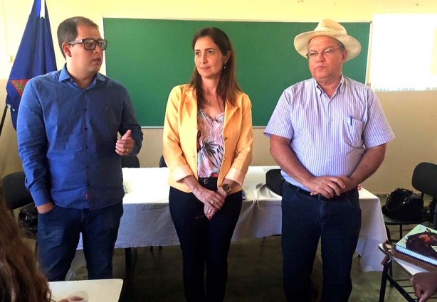 Os secretários municipais Alex Carvalho e Luciana Moreira com o Superintendente Regional de Ensino, Sidilúcio Senra na abertura do curso